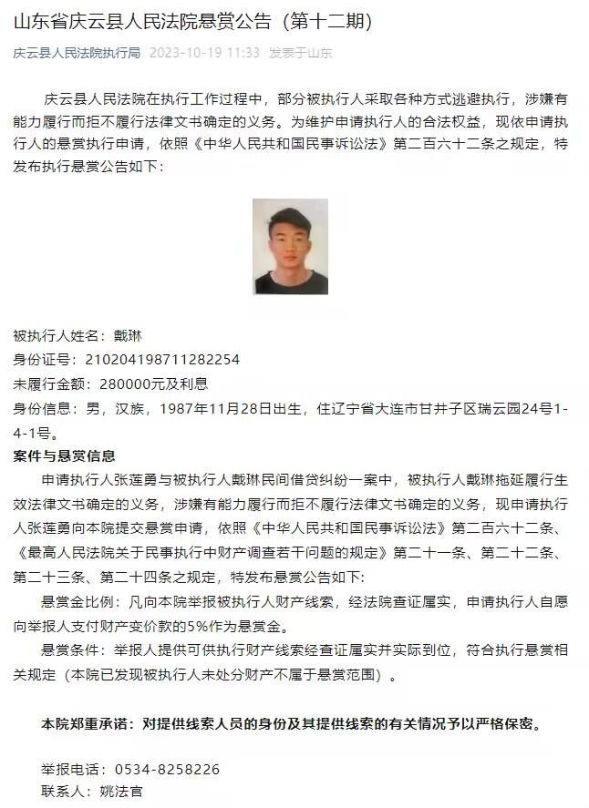 亚瑟表示自己要先回家看看父亲，于是坐上一辆顺风车喝着酒回家了